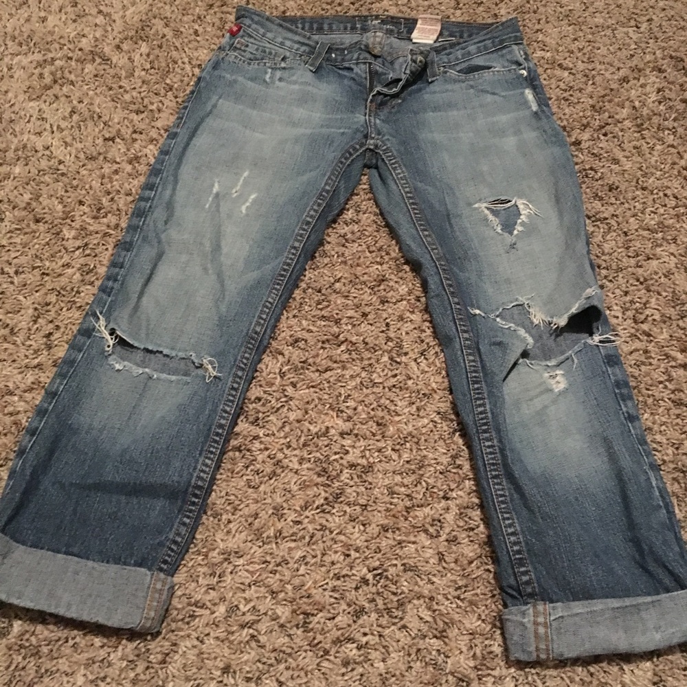 It distressed light blue boyfriend jeans